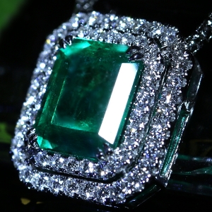 RrAY][zRGh 3.35ct BBbhO[ vivid green i Muzo Green )( & Insignificant)@_Ch 0.7ct v`i950 lbNXyiۏ؏/GRSΊӕʏz